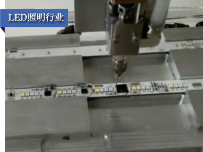 適用于LED照明行業(yè)的控膠施膠設(shè)備