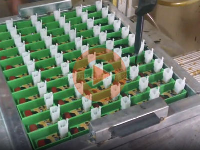 點(diǎn)火器灌膠機(jī)正在全自動(dòng)灌膠作業(yè)