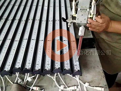 半自動手持式灌膠機為LED燈條灌注膠水