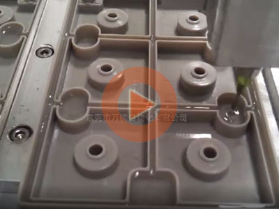 全自動灌膠機為汽車蓄電池蓋板灌注膠水