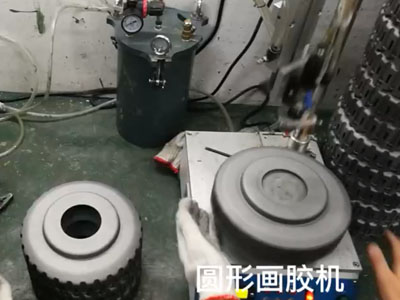萬騰桌面臺(tái)式圓形畫膠機(jī)正在劃膠生產(chǎn)